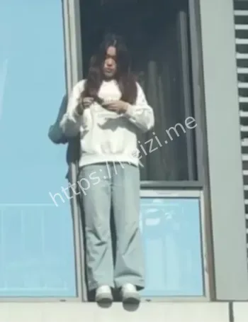 绿衣女子跳楼