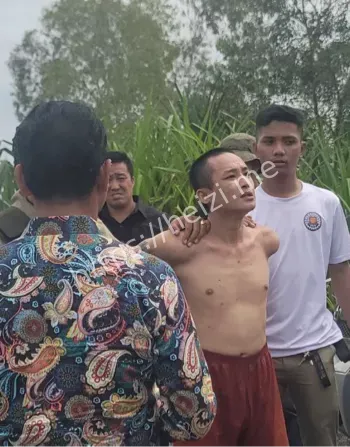 摸女囚犯脸