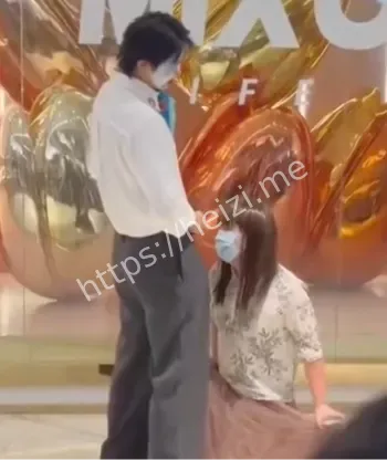 男子不雅动作