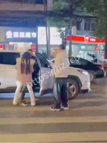 持仿真枪