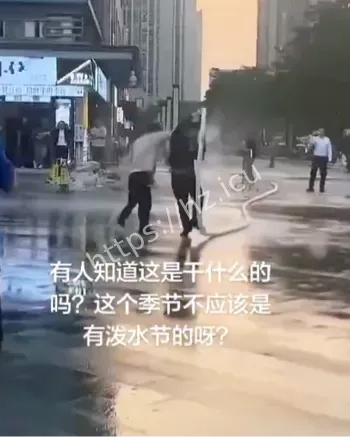 物业西服男子