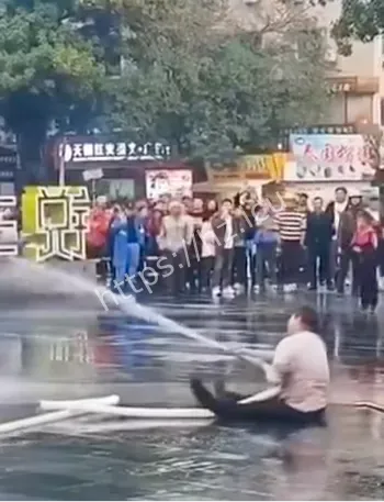 拄拐白衣男子