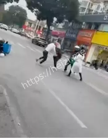 殴打老人
