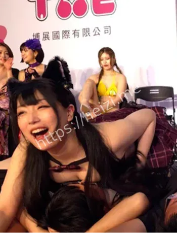 女优贴脸挑逗