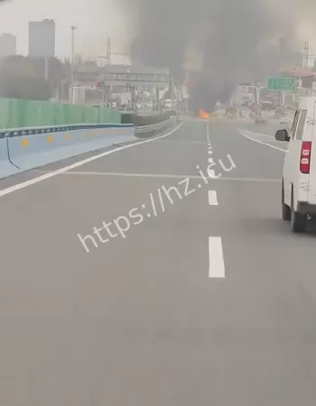 撞隔离墩起火