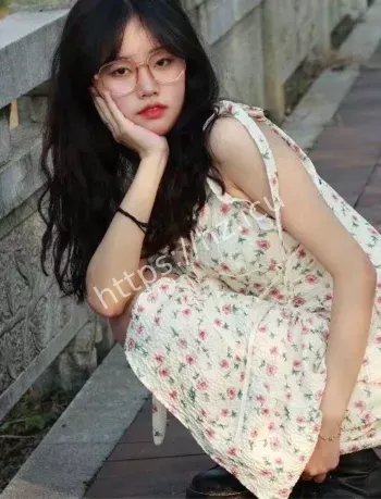 清纯学妹跪舔