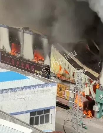 消防全力灭火
