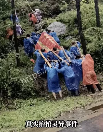 村民惊恐逃离