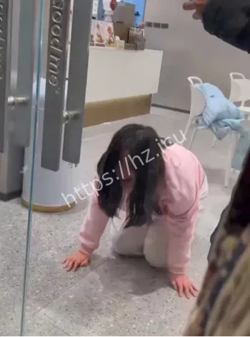 女子脱衣事件