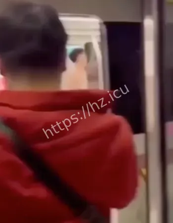 惊现全裸男