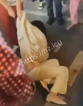 被原配薅发