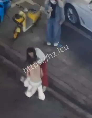 女子裸露上身