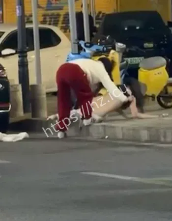 大妈送衣救场