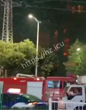 仓库浓烟冲天