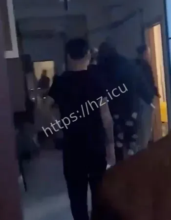 黄毛持刀抓奸