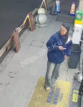 脚踩拖鞋