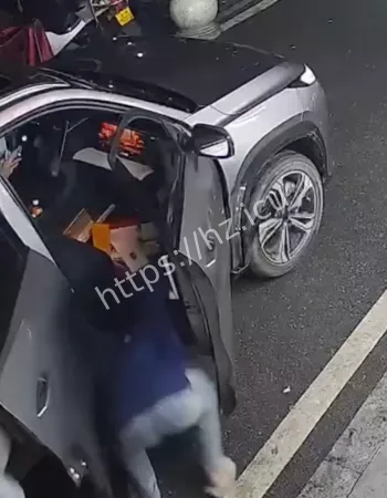 脚踩拖鞋