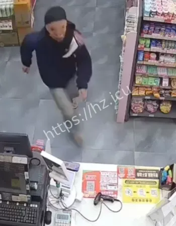 脚踩拖鞋