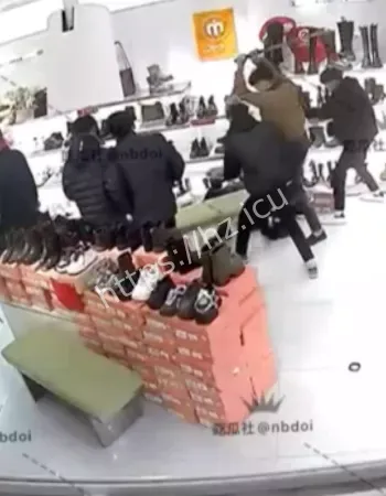 围殴一人