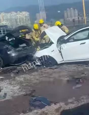 2人被困车底