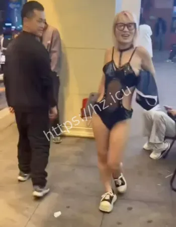 女子衣着暴露