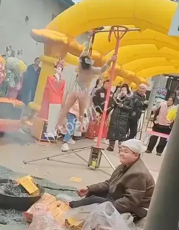 引众人围观