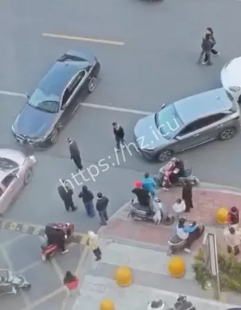 男子暴怒撞车