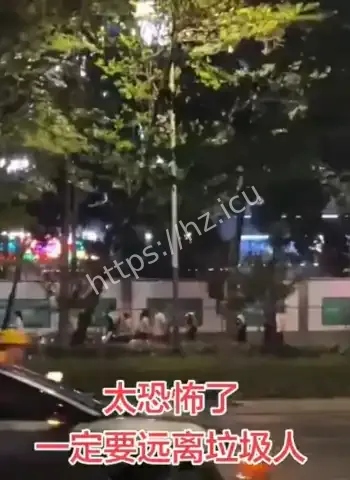 持刀捅两学生