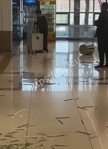 怒砸食堂
