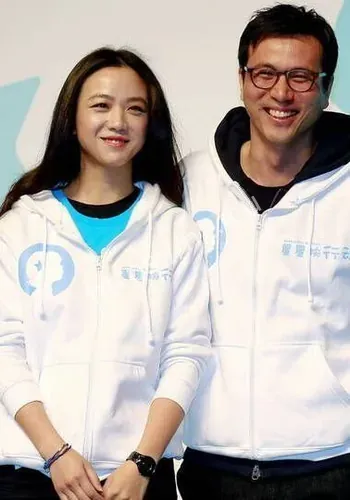 穿宽松上衣现身活动孕背景