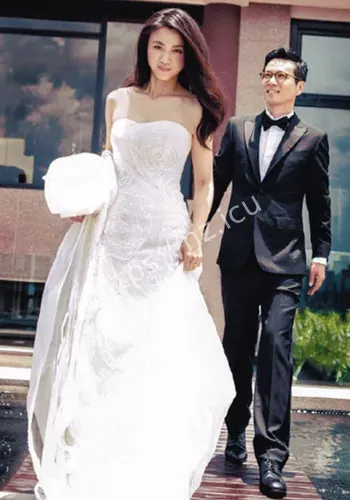 汤唯穿宽松上衣现身活