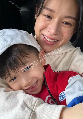 胡杏儿拜神照事件全程