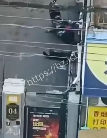持刀狂砍