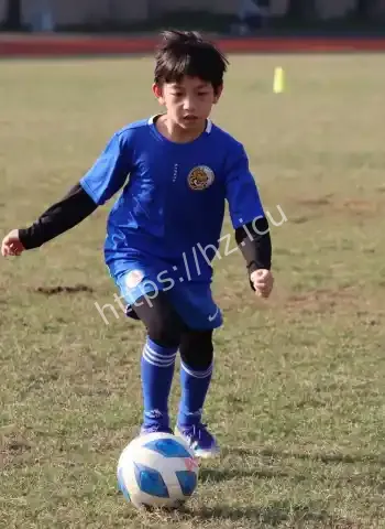 孩子踢假球
