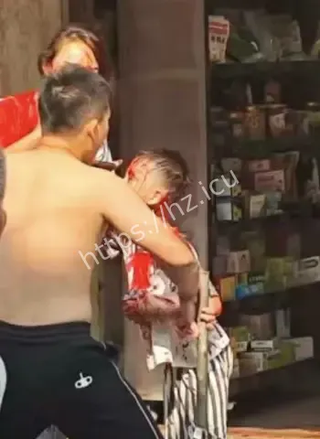 老板妻儿三人
