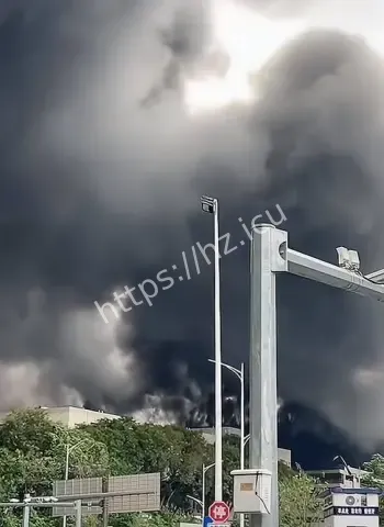 凌晨浓烟四起