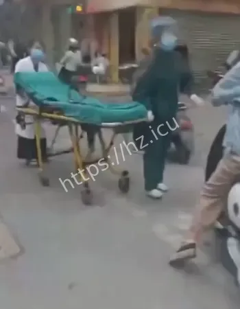 连撞4辆电动车