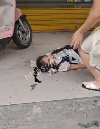连撞4辆电动车
