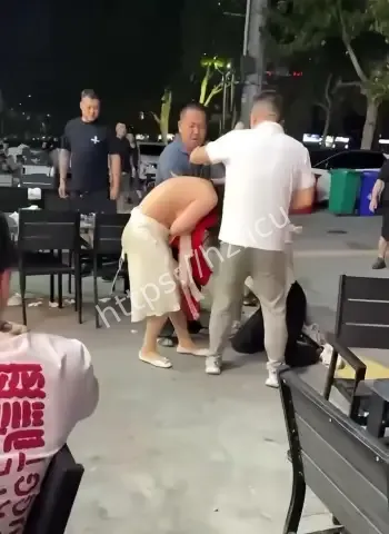 只剩胸贴