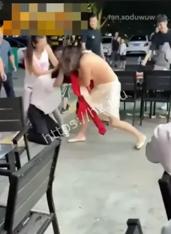 只剩胸贴