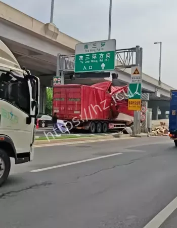 货物散落一地