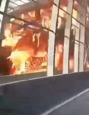 三车相撞