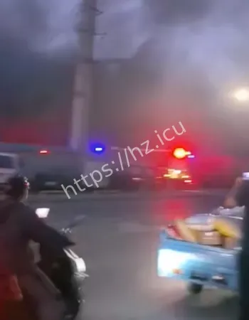 现场浓烟滚滚