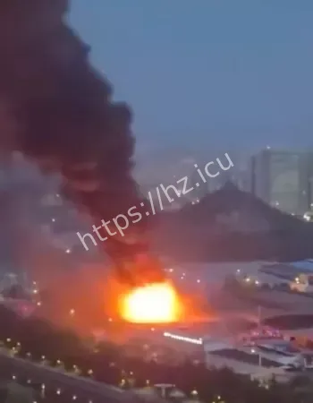 消防车连夜扑救