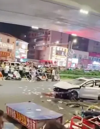 信阳南虹广场车祸