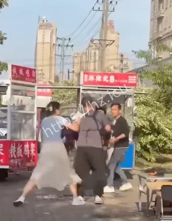 女子直接脱内裤套头