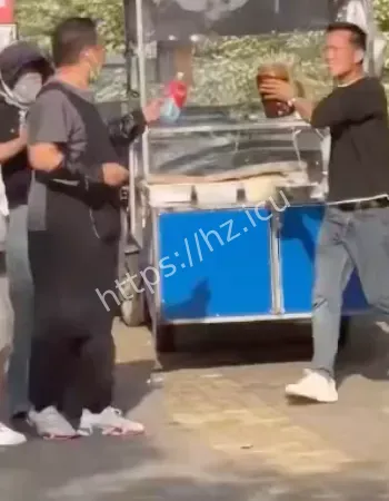 男子辣椒油泼脸