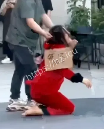 男子用链子牵引女子