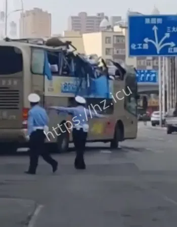 双层巴士车顶