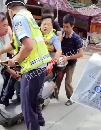 街头捅伤两名路人